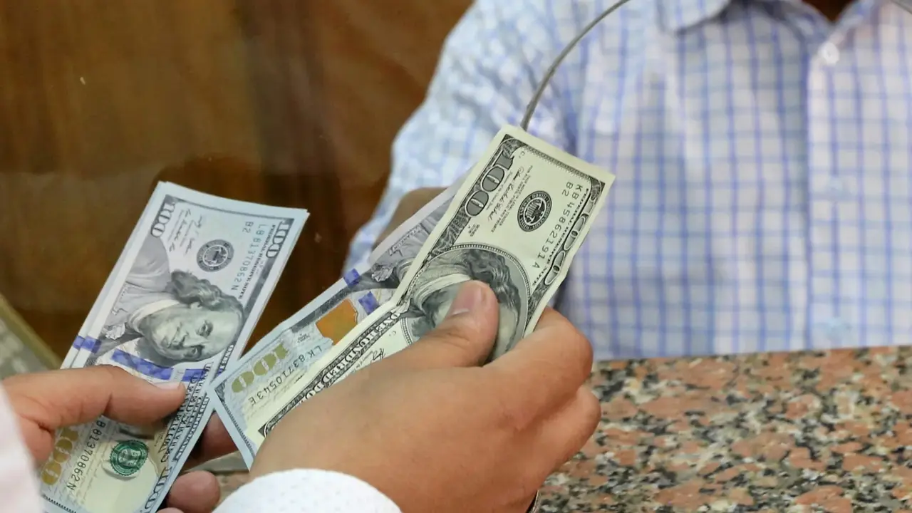 انخفاض سعر صرف الدولار مقابل الدينار العراقي اليوم السبت